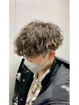 エルオム(EL.HOMME) 波巻きパーマ／ハイライト／刈り上げ高めマッシュ