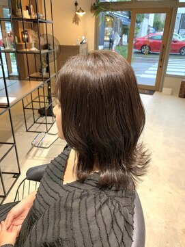 ユリイカビヨウシツ ゆる巻き外ハネミディアム