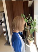 ホワイトベージュ×前下がりボブ