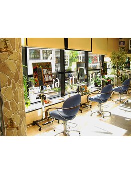 【マンツーマン施術】全スタッフ経験豊富で髪の知識に長けたベテランが担当します◎自然派サロン