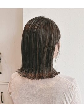 モク(moku.) 細かめハイライト　切りっぱなしミディアムヘア
