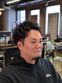 ワンワンオー バーバーショップ 博多店(@110 BARBER SHOP)の写真/朝のセット時間を劇的短縮！乾かすだけで決まる「大人のニュアンスパーマ」で、余裕のあるデキる男へ。