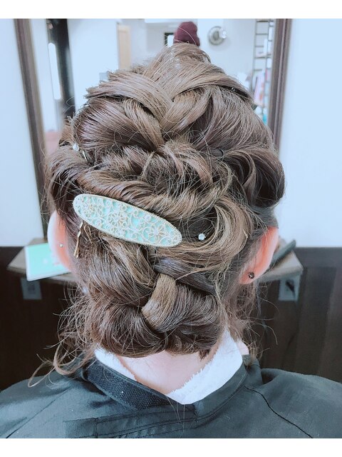 編み込みベースのお呼ばれヘアー