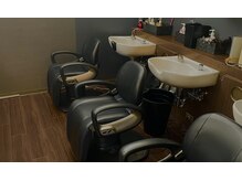 アール ヘアアンドメイク 金目店(R Hair&Make)の雰囲気（木目&モノトーンで落ち着いた雰囲気のシャンプーブース♪）