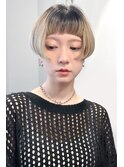 ナチュラルモードハイトーンホワイトブロンド姫カットボブ