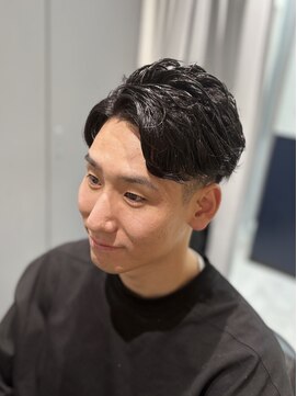 リバティシェアバーバー 銀座(LIBERTY SHARE BARBER) ツーブロック×フェザーパーマ
