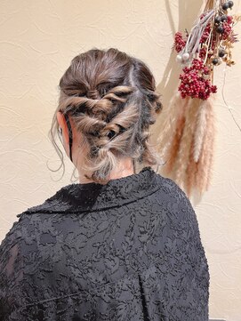 ヘア ミーツ ドレス プレローマ(HAIR meets dress pleroma) ねじねじツイン