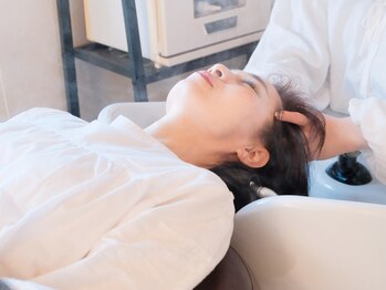 月と風 城東通り店の写真/【天然ハーブヘアオイル使用】肌に優しいアイテムとフルフラットのシャンプー台で、リラックス&頭皮ケア―