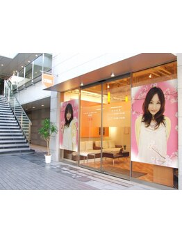 学生さん、OLさん～主婦の方やメンズの方まで幅広く支持されている、 髪質改善トリートメントも取扱い◎