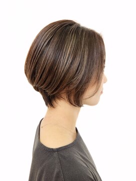 アッシュ 十日市場店(Ash) ハイライト際立つグレージュカラー/ショートボブ/シルバーグレー