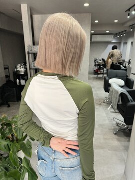 メイドバイスティーン(MADE BY STEEN) ボブ・ミルクティーベージュ・ホワイトカラー