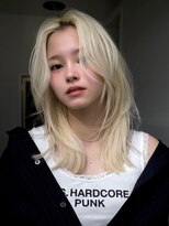 サンクプロジェクト(cinq PROJECT)&nbsp;抜け感ハッシュカット×ホワイトブロンド◎