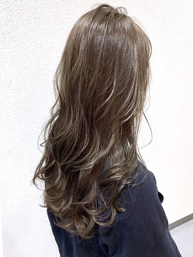 アリーシャ バイ アルティナ(Alisha by artina) アッシュベージュ×ゆる巻きロング　【Alisha相模大野】