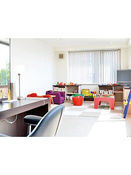 個室の無料貸切OK★人気のファミリースペースあり◎キッズカット後も楽しみながらママを待つことができる！