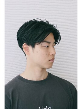 クルム(Qurum) 前下がりセンターパート