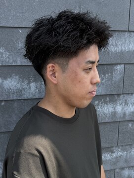 ヒュイル バイ ニアウ(Hwyl by Niau) メンズショートパーマニュアンスパーマツイストパーマ刈り上げ