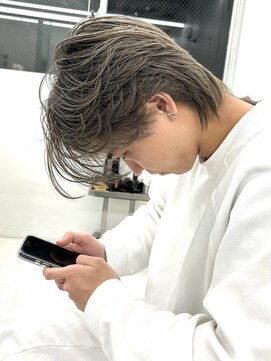 バレイヤージュ　メンズ　刈り上げ　ウルフ　センターパート