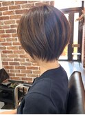ハンサムショートレイヤーカットミルクティーベージュハイトーン