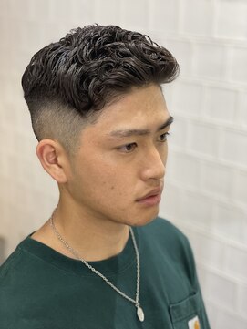 メリケンバーバーショップ フクオカ(MERICAN BARBERSHOP FUK) かき上げヘアショートレイアーくせ毛風パーマコンマヘア95