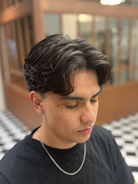 フランクス バーバー ウエストトウキョウ 吉祥寺店(FRANK’S BARBER WEST TOKYO) スパイキーショートブルーブラックフェザーパーマサーフカール