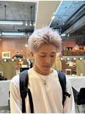 スパイキーショートホワイトシルバーケアブリーチ眉毛カット