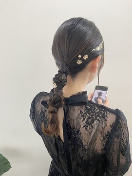 ヘアーアンドメイクアップモパ タイト編みおろしヘア