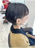 前髪長め黒髪マッシュショート