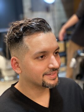 フランクスバーバー アンド ビアークラブ(FRANK'S BARBER and BEER CLUB) ポンパドールフェードスタイル パーマスタイルT T