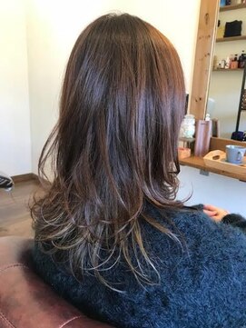 ヘアリラックスカーム(hair relax calm) カーキ×インナーカラーのセミロングスタイル