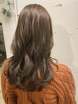 エル(EL by green) 《tomi》ミディアムレイヤー×くすみグレージュ