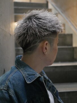 イーラ(era) ハイトーン短髪ショートフェードラインアート