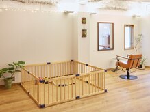 店内は明るく広々☆キッズスペースも有ります♪