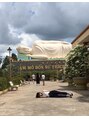 ベラ(Bella) ベトナム旅行にて、涅槃仏と一緒に添い寝しました。
