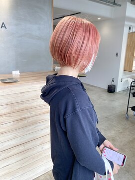 ユニカ(UNIKA) クリアピンクのショートボブ