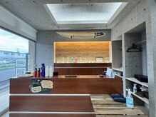 ヘアメイクアール(Hair Make R)の雰囲気（自然光の入る開放的なレセプションでお出迎えします。）