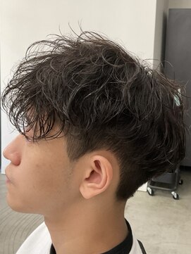 フイ 新宿3丁目(Hui) フェザーパーマ/グレーブルーカラー/刈り上げショートパンク