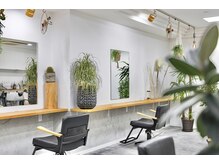 リノバイホヌア(Lino by hoNua.)の雰囲気（白×ウッドベースの洗練された店内。）