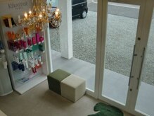 メルク ヘアサロン(melc hairsalon)の雰囲気(明るいエントランス)