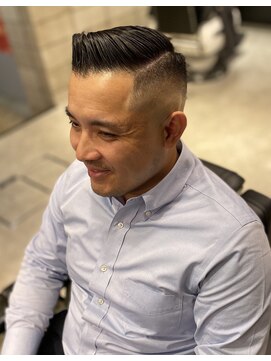 フランクスバーバー アンド ビアークラブ(FRANK'S BARBER and BEER CLUB) かき上げワイルドツーブロックビジネススキンフェード