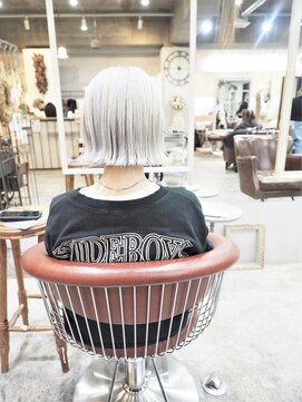 コニ(Coni) ♪Coni♪ミニボブホワイトヘア―/コンパクトボブホワイトカラー
