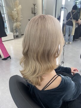 アルドーレフィエロ シンサイバシ(Ardore fiero shinsaibashi) ケアブリーチで作るホワイトブロンド♪[白川幸太]