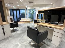 ロビー 青山(ROBBY)の雰囲気（一席一席独立したセット面と、大きな窓の居心地の良い店内。）