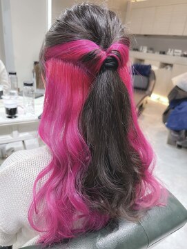 デイズ(days) 推し活ヘアアレンジにインナーカラーピンクビビッドカラー