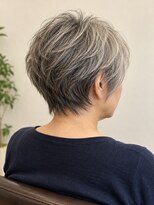 aptas 青山/表参道 白髪染め/白髪ぼかしハイライト/ボリュームアップエクステ&nbsp;表参道/青山/ふわっと動くシルバーショート