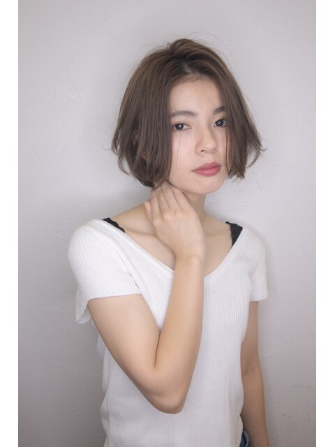 《Lumi hair》透明感グレージュ×センター分けショートボブ