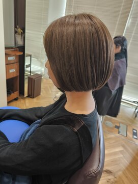 オラ ボーテ(Aura Beaute) 顎ライン切りっぱなしオリーブブラウンボブ