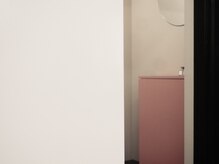 キジ(KIJI)の雰囲気（powder space_桜色、橙色、黒のコントラスト）