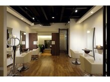ヘアスタジオベレッツァ(HAIR STUDIO bellezza)の雰囲気（白と茶色をベースに、シンプルで落ち着いた店内。）