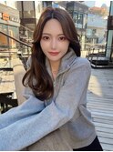 センター分けフェミニンロングメルティカラー韓国ヘア似合わせ