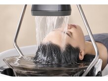 ムーンストヘアー(Moon.st hair)の雰囲気（お湯を掛け流しながら頭全体を炭酸のお湯でやさしく包みこみます）